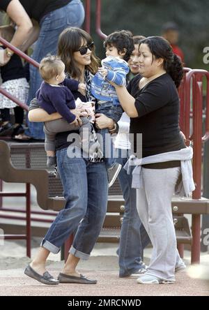 mutter Jessica Alba verbringt den Tag damit, mit der kleinen Tochter Honor Marie in einem lokalen Park zu spielen. Honor wurde am 7. Juni 2008 geboren. Los Angeles, Kalifornien. 1/9/09. Stockfoto