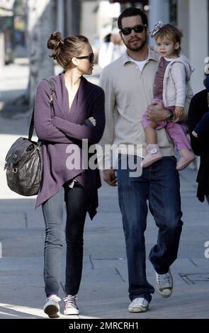 Jessica Alba, Ehemann Cash Warren und Tochter Honor verbringen den Tag zusammen und Unternehmen einen Familienausflug in West Hollywood, Kalifornien. 11/22/09. Stockfoto