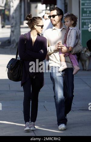 Jessica Alba, Ehemann Cash Warren und Tochter Honor verbringen den Tag zusammen und Unternehmen einen Familienausflug in West Hollywood, Kalifornien. 11/22/09. Stockfoto