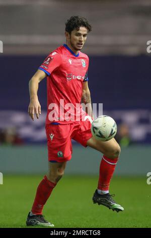 Birmingham, Großbritannien. 31. Januar 2023. Lewis Travis #27 von Blackburn Rovers kontrolliert den Ball während des Replay-Spiels der vierten Runde des Emirates FA Cup Birmingham City vs Blackburn Rovers in St Andrews, Birmingham, Großbritannien, 31. Januar 2023 (Foto von Gareth Evans/News Images) in Birmingham, Großbritannien, am 1./31. Januar 2023. (Foto: Gareth Evans/News Images/Sipa USA) Guthaben: SIPA USA/Alamy Live News Stockfoto