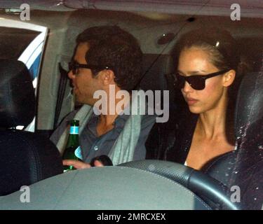 Die amerikanische Fernseh- und Filmschauspielerin Jessica Alba wird mit ihrem Ehemann Cash Warren vor einem Hotel in South Beach am Super Bowl Sunday in Miami Beach, FL, gesehen. 02/06/2010 . Stockfoto