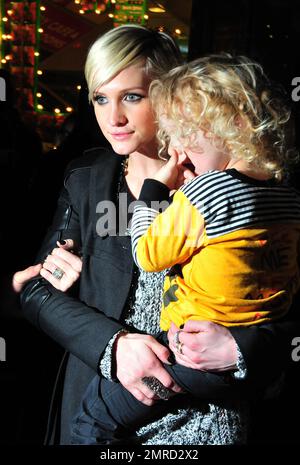 Ashlee Simpson verlässt Dylan's Candy Bar, nachdem sie die Launch of Jessica Simpson Girls feiert hat, eine Tween-Bekleidungslinie, die gemeinsam mit ihrer schwangeren Schwester Jessica Simpson entwickelt wurde. Ashlee wurde in einem grau gestreiften Pullover mit schwarzen Strumpfhosen und schwarzen hohen Absätzen gesehen, während sie den dreijährigen Sohn Bronx trug. Jessica ist mit dem Sportler Eric Johnson verlobt. Das Paar wird nach der Geburt seiner ersten Zivilisation heiraten. New York, New York, 1. Dezember 2011. Stockfoto