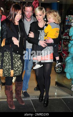 Ashlee Simpson verlässt Dylan's Candy Bar, nachdem sie die Launch of Jessica Simpson Girls feiert hat, eine Tween-Bekleidungslinie, die gemeinsam mit ihrer schwangeren Schwester Jessica Simpson entwickelt wurde. Ashlee wurde in einem grau gestreiften Pullover mit schwarzen Strumpfhosen und schwarzen hohen Absätzen gesehen, während sie den dreijährigen Sohn Bronx trug. Jessica ist mit dem Sportler Eric Johnson verlobt. Das Paar wird nach der Geburt seiner ersten Zivilisation heiraten. New York, New York, 1. Dezember 2011. Stockfoto