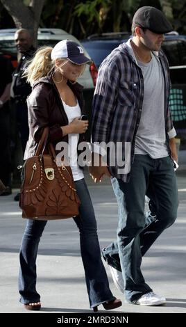 Jessica Simpson verdeckt ihre langen blonden Schlösser mit einer Baseballmütze, als sie mit ihrem Freund Tony Romo im Staples Center ankommt, um das Spiel Lakers vs. Magic NBA Finals zu spielen. Los Angeles, Kalifornien. 6/4/09. . Stockfoto