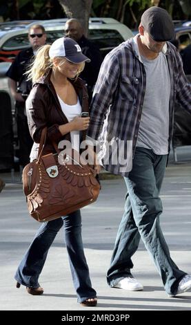 Jessica Simpson verdeckt ihre langen blonden Schlösser mit einer Baseballmütze, als sie mit ihrem Freund Tony Romo im Staples Center ankommt, um das Spiel Lakers vs. Magic NBA Finals zu spielen. Los Angeles, Kalifornien. 6/4/09. . Stockfoto