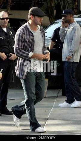 Jessica Simpson verdeckt ihre langen blonden Schlösser mit einer Baseballmütze, als sie mit ihrem Freund Tony Romo im Staples Center ankommt, um das Spiel Lakers vs. Magic NBA Finals zu spielen. Los Angeles, Kalifornien. 6/4/09. . Stockfoto