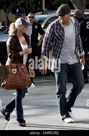 Jessica Simpson verdeckt ihre langen blonden Schlösser mit einer Baseballmütze, als sie mit ihrem Freund Tony Romo im Staples Center ankommt, um das Spiel Lakers vs. Magic NBA Finals zu spielen. Los Angeles, Kalifornien. 6/4/09. . Stockfoto