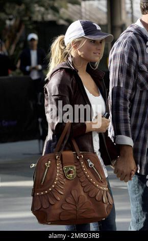 Jessica Simpson verdeckt ihre langen blonden Schlösser mit einer Baseballmütze, als sie mit ihrem Freund Tony Romo im Staples Center ankommt, um das Spiel Lakers vs. Magic NBA Finals zu spielen. Los Angeles, Kalifornien. 6/4/09. . Stockfoto