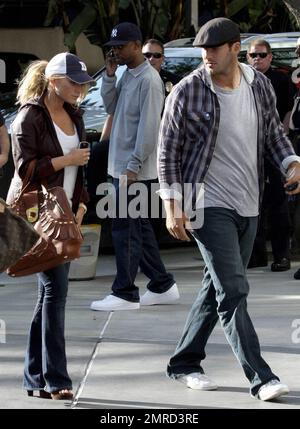 Jessica Simpson verdeckt ihre langen blonden Schlösser mit einer Baseballmütze, als sie mit ihrem Freund Tony Romo im Staples Center ankommt, um das Spiel Lakers vs. Magic NBA Finals zu spielen. Los Angeles, Kalifornien. 6/4/09. . Stockfoto