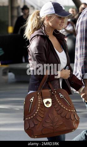 Jessica Simpson verdeckt ihre langen blonden Schlösser mit einer Baseballmütze, als sie mit ihrem Freund Tony Romo im Staples Center ankommt, um das Spiel Lakers vs. Magic NBA Finals zu spielen. Los Angeles, Kalifornien. 6/4/09. . Stockfoto