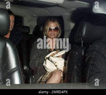 Jessica Simpson kommt nach einer Reise nach New York wieder am Flughafen LAX an. Die blonde Schönheit erscheint im Marie Claire Magazin dieses Monats ohne Make-up. Los Angeles, Ca. 4/21/10. Stockfoto