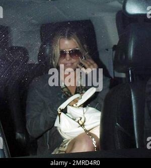 Jessica Simpson kommt nach einer Reise nach New York wieder am Flughafen LAX an. Die blonde Schönheit erscheint im Marie Claire Magazin dieses Monats ohne Make-up. Los Angeles, Ca. 4/21/10. Stockfoto