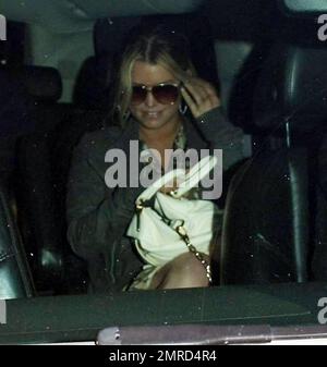 Jessica Simpson kommt nach einer Reise nach New York wieder am Flughafen LAX an. Die blonde Schönheit erscheint im Marie Claire Magazin dieses Monats ohne Make-up. Los Angeles, Ca. 4/21/10. Stockfoto