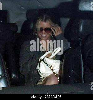 Jessica Simpson kommt nach einer Reise nach New York wieder am Flughafen LAX an. Die blonde Schönheit erscheint im Marie Claire Magazin dieses Monats ohne Make-up. Los Angeles, Ca. 4/21/10. Stockfoto