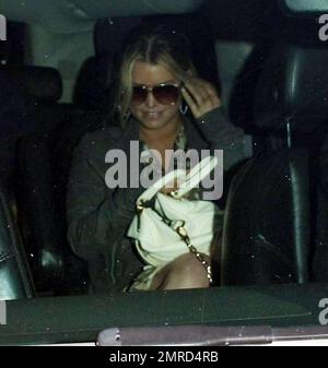 Jessica Simpson kommt nach einer Reise nach New York wieder am Flughafen LAX an. Die blonde Schönheit erscheint im Marie Claire Magazin dieses Monats ohne Make-up. Los Angeles, Ca. 4/21/10. . Stockfoto