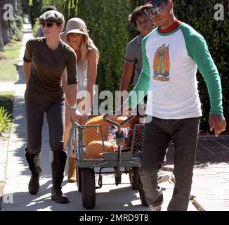 Die Fitnesstrainer Jillian Michaels und ihre Partnerin Heidi Rhoades und ihre Kinder Lukensia und Phoenix wurden dabei gesehen, wie sie den Tag im Kürbisfeld von Mr Bones verbrachten, wo sie ihre Kürbisse aussuchten. Los Angeles, Kalifornien. 14. Oktober 2012. Stockfoto