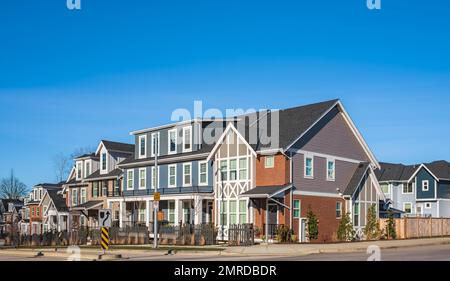 Stadthäuser. Moderne Appartementgebäude in BC Canada. Moderner Apartmentkomplex. Konzept der Immobilienentwicklung, Haus für Stockfoto