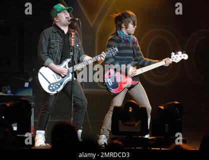 Der Fall Out Boy tritt im Rahmen des 2008 Y100 Jingle Ball im Bank Atlantic Center in Sunrise, FL, live auf. 12/13/08. Stockfoto