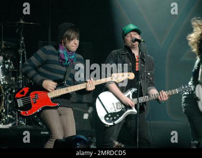 Der Fall Out Boy tritt im Rahmen des 2008 Y100 Jingle Ball im Bank Atlantic Center in Sunrise, FL, live auf. 12/13/08. Stockfoto