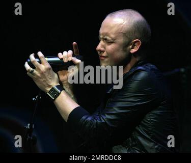 Isaac Slade, Leadsänger und Pianist der alternativen Rock- und Piano-Rockband The Fray, tritt Y100 beim Jingle Ball im BankAtlantic Center in Sunrise, FL auf. 12/12/09. Stockfoto