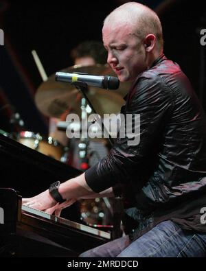 Isaac Slade, Leadsänger und Pianist der alternativen Rock- und Piano-Rockband The Fray, tritt Y100 beim Jingle Ball im BankAtlantic Center in Sunrise, FL auf. 12/12/09. Stockfoto