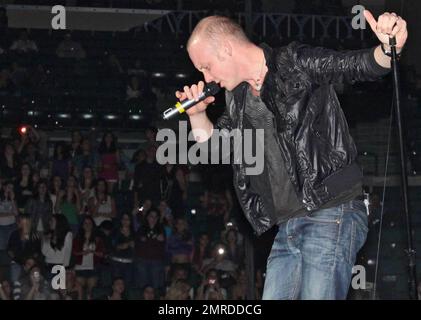 Isaac Slade, Leadsänger und Pianist der alternativen Rock- und Piano-Rockband The Fray, tritt Y100 beim Jingle Ball im BankAtlantic Center in Sunrise, FL auf. 12/12/09. Stockfoto