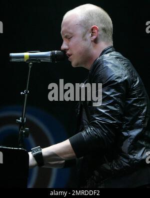 Isaac Slade, Leadsänger und Pianist der alternativen Rock- und Piano-Rockband The Fray, tritt Y100 beim Jingle Ball im BankAtlantic Center in Sunrise, FL auf. 12/12/09. Stockfoto