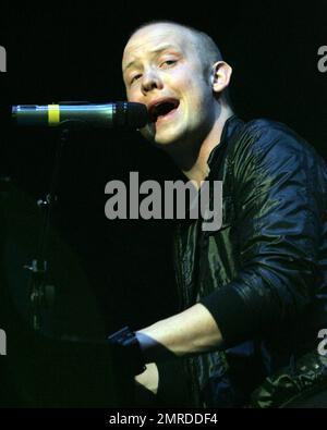 Isaac Slade, Leadsänger und Pianist der alternativen Rock- und Piano-Rockband The Fray, tritt Y100 beim Jingle Ball im BankAtlantic Center in Sunrise, FL auf. 12/12/09. Stockfoto