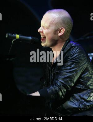 Isaac Slade, Leadsänger und Pianist der alternativen Rock- und Piano-Rockband The Fray, tritt Y100 beim Jingle Ball im BankAtlantic Center in Sunrise, FL auf. 12/12/09. Stockfoto