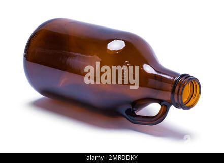 Braune Bierflasche auf Weiß ausgeschnitten. Stockfoto