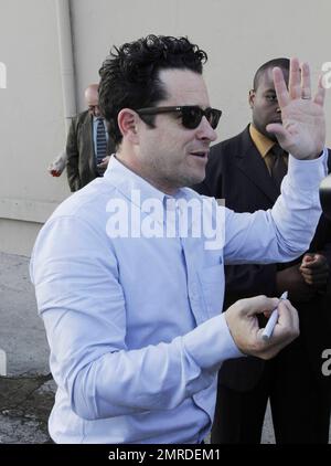 Der Super 8-Schauspieler JJ Abrams signiert Autogramme und begrüßt Fans auf dem Weg zur Jimmy Kimmel Show. Los Angeles, Kalifornien. 6/9/11. Stockfoto
