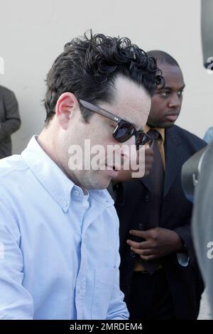 Der Super 8-Schauspieler JJ Abrams signiert Autogramme und begrüßt Fans auf dem Weg zur Jimmy Kimmel Show. Los Angeles, Kalifornien. 6/9/11. Stockfoto