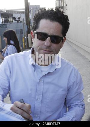 Der Super 8-Schauspieler JJ Abrams signiert Autogramme und begrüßt Fans auf dem Weg zur Jimmy Kimmel Show. Los Angeles, Kalifornien. 6/9/11. Stockfoto