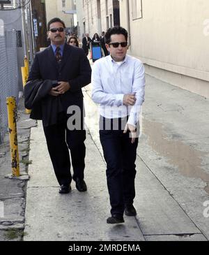 Der Super 8-Schauspieler JJ Abrams signiert Autogramme und begrüßt Fans auf dem Weg zur Jimmy Kimmel Show. Los Angeles, Kalifornien. 6/9/11. Stockfoto