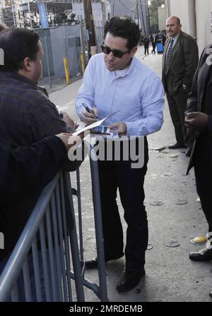 Der Super 8-Schauspieler JJ Abrams signiert Autogramme und begrüßt Fans auf dem Weg zur Jimmy Kimmel Show. Los Angeles, Kalifornien. 6/9/11. Stockfoto