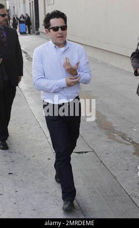 Der Super 8-Schauspieler JJ Abrams signiert Autogramme und begrüßt Fans auf dem Weg zur Jimmy Kimmel Show. Los Angeles, Kalifornien. 6/9/11. Stockfoto