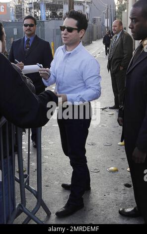Der Super 8-Schauspieler JJ Abrams signiert Autogramme und begrüßt Fans auf dem Weg zur Jimmy Kimmel Show. Los Angeles, Kalifornien. 6/9/11. Stockfoto