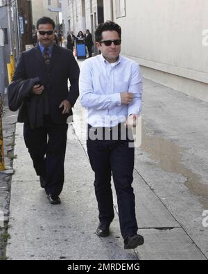 Der Super 8-Schauspieler JJ Abrams signiert Autogramme und begrüßt Fans auf dem Weg zur Jimmy Kimmel Show. Los Angeles, Kalifornien. 6/9/11. Stockfoto