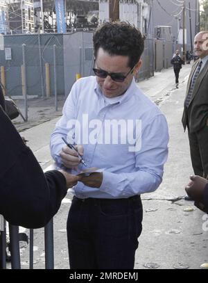 Der Super 8-Schauspieler JJ Abrams signiert Autogramme und begrüßt Fans auf dem Weg zur Jimmy Kimmel Show. Los Angeles, Kalifornien. 6/9/11. Stockfoto