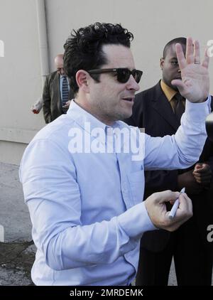 Der Super 8-Schauspieler JJ Abrams signiert Autogramme und begrüßt Fans auf dem Weg zur Jimmy Kimmel Show. Los Angeles, Kalifornien. 6/9/11. Stockfoto