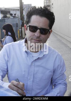Der Super 8-Schauspieler JJ Abrams signiert Autogramme und begrüßt Fans auf dem Weg zur Jimmy Kimmel Show. Los Angeles, Kalifornien. 6/9/11. Stockfoto