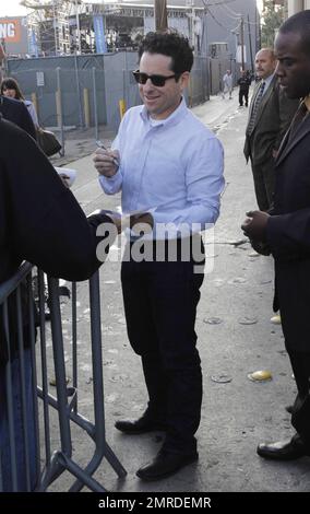 Der Super 8-Schauspieler JJ Abrams signiert Autogramme und begrüßt Fans auf dem Weg zur Jimmy Kimmel Show. Los Angeles, Kalifornien. 6/9/11. Stockfoto