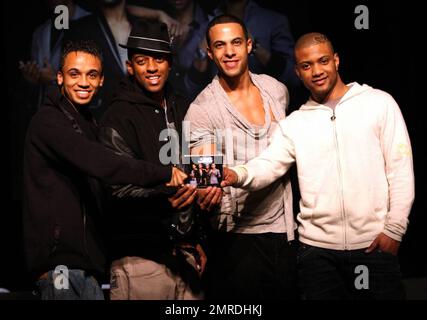 Vier JLS treffen Fans und signieren Exemplare ihres neuen Albums „Outta This World“ at Heaven. Die britische Boy-Band, deren Initialen für „Jack the Lad Swing“ stehen, war 2008 in der fünften Reihe von „X Factor“ auf Platz 2. London, Großbritannien. 11/22/10. Stockfoto