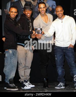 Vier JLS treffen Fans und signieren Exemplare ihres neuen Albums „Outta This World“ at Heaven. Die britische Boy-Band, deren Initialen für „Jack the Lad Swing“ stehen, war 2008 in der fünften Reihe von „X Factor“ auf Platz 2. London, Großbritannien. 11/22/10. Stockfoto