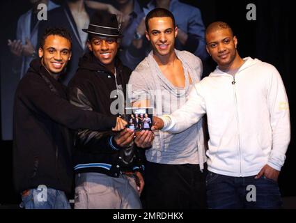 Vier JLS treffen Fans und signieren Exemplare ihres neuen Albums „Outta This World“ at Heaven. Die britische Boy-Band, deren Initialen für „Jack the Lad Swing“ stehen, war 2008 in der fünften Reihe von „X Factor“ auf Platz 2. London, Großbritannien. 11/22/10. Stockfoto