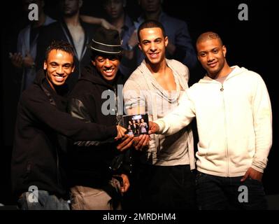 Vier JLS treffen Fans und signieren Exemplare ihres neuen Albums „Outta This World“ at Heaven. Die britische Boy-Band, deren Initialen für „Jack the Lad Swing“ stehen, war 2008 in der fünften Reihe von „X Factor“ auf Platz 2. London, Großbritannien. 11/22/10. Stockfoto