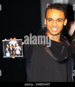 Vier JLS treffen Fans und signieren Exemplare ihres neuen Albums „Outta This World“ at Heaven. Die britische Boy-Band, deren Initialen für „Jack the Lad Swing“ stehen, war 2008 in der fünften Reihe von „X Factor“ auf Platz 2. London, Großbritannien. 11/22/10. Stockfoto