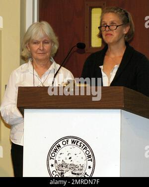 EXKLUSIV!! Joanne Woodward und ihre Tochter Melissa sprechen vor dem Planungs- und Bauausschuss im Westport Town Hall, um die Spende ihres Westport-Eigentums für ein Naturschutzgebiet zu Ehren des verstorbenen Paul Newman zu besprechen. Die Kommission hat den Weg für die Schaffung eines 38 Hektar großen Naturschutzgebiets freigemacht, das nach Newman benannt wurde. Woodward sagte: "In einer Minute dreht man sich um und es ist etwas verschwunden, mit dem man sein ganzes Leben leben kann. Und deshalb helfe ich einfach... hoffentlich, hoffentlich können wir es (das Land) bei uns behalten.“ Westport, CT. 9/3/09. Stockfoto