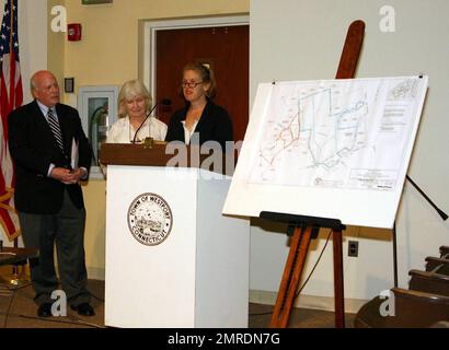 EXKLUSIV!! Joanne Woodward und ihre Tochter Melissa sprechen vor dem Planungs- und Bauausschuss im Westport Town Hall, um die Spende ihres Westport-Eigentums für ein Naturschutzgebiet zu Ehren des verstorbenen Paul Newman zu besprechen. Die Kommission hat den Weg für die Schaffung eines 38 Hektar großen Naturschutzgebiets freigemacht, das nach Newman benannt wurde. Woodward sagte: "In einer Minute dreht man sich um und es ist etwas verschwunden, mit dem man sein ganzes Leben leben kann. Und deshalb helfe ich einfach... hoffentlich, hoffentlich können wir es (das Land) bei uns behalten.“ Westport, CT. 9/3/09. Stockfoto