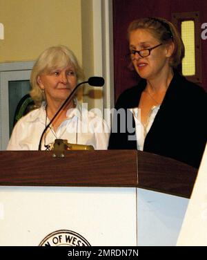 EXKLUSIV!! Joanne Woodward und ihre Tochter Melissa sprechen vor dem Planungs- und Bauausschuss im Westport Town Hall, um die Spende ihres Westport-Eigentums für ein Naturschutzgebiet zu Ehren des verstorbenen Paul Newman zu besprechen. Die Kommission hat den Weg für die Schaffung eines 38 Hektar großen Naturschutzgebiets freigemacht, das nach Newman benannt wurde. Woodward sagte: "In einer Minute dreht man sich um und es ist etwas verschwunden, mit dem man sein ganzes Leben leben kann. Und deshalb helfe ich einfach... hoffentlich, hoffentlich können wir es (das Land) bei uns behalten.“ Westport, CT. 9/3/09. Stockfoto